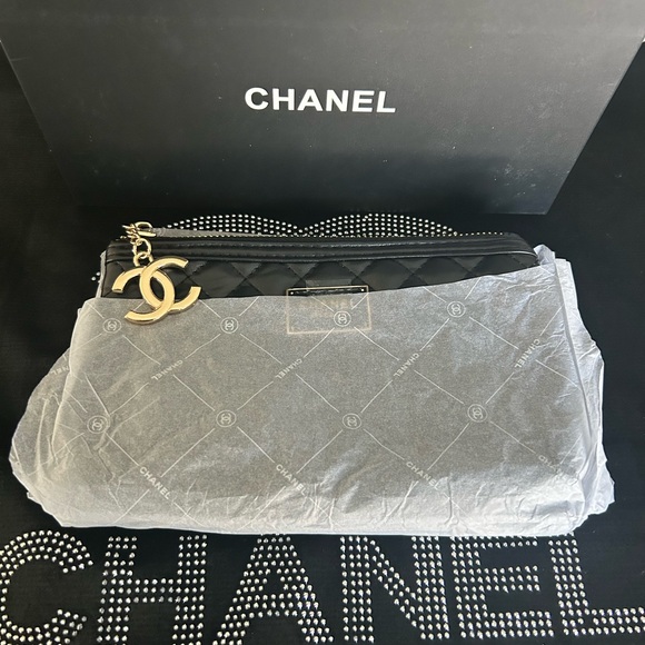 CHANEL VIP GWP Black Mekeup Pouch - Picture 9 of 15